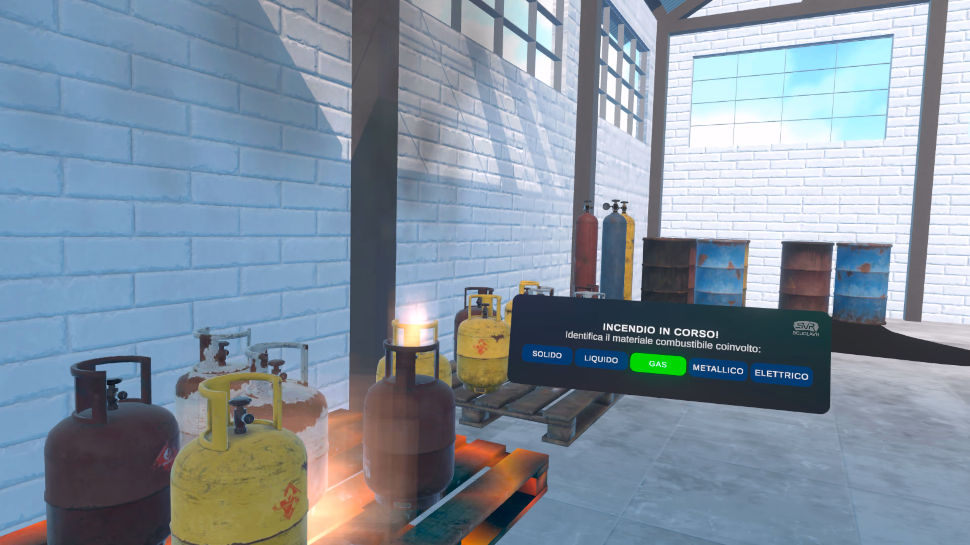 Digital 3D model of a Industrial room with several gas cylinders, one with flame, and a virtual alert panel in Italian highlighting 'GAS' as combustible material during a fire.